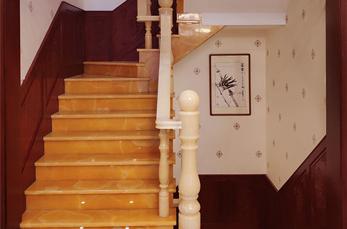 自流井中式别墅室内汉白玉石楼梯的定制安装装饰效果